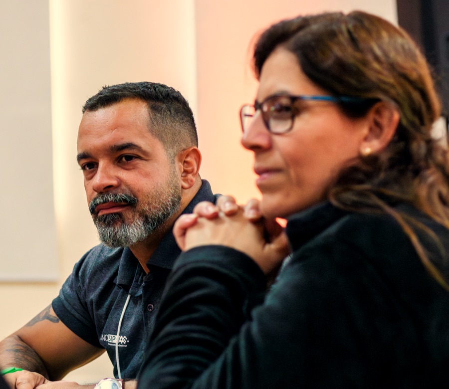 Dupla em conversa durante um encontro da Metanoia