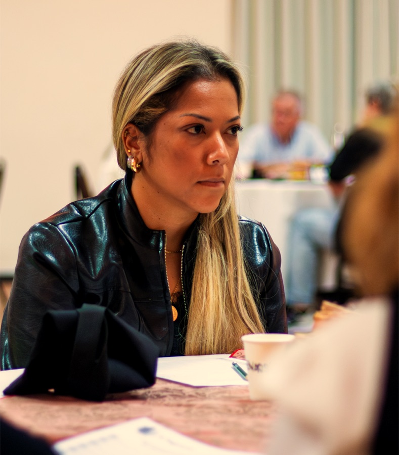Líder acompanhando a conversa em uma roda de trabalho