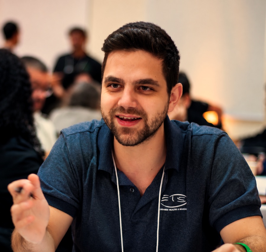 Participante sorrindo enquanto conta sua experiência